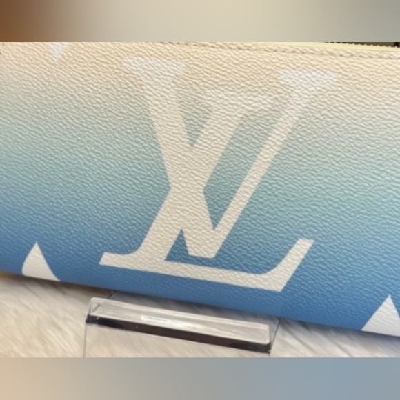 Mint Cond RFID Mic Louis Vuitton By the Pool Blue Large Zippy Wallet. Full Set - Picture 9 of 17